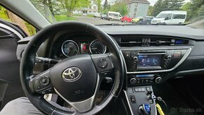 Toyota auris hybrid - 8