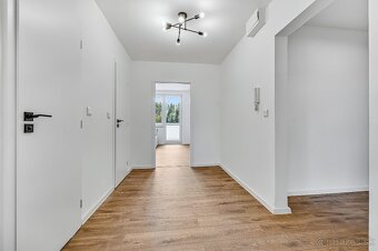NA PREDAJ VEĽKÝ 3-IZBOVÝ BYT, KOMPLETNÁ REK., PETRŽALKA - 8