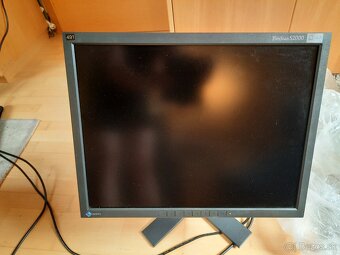 Server a 2x PC s príslušenstvom - 8