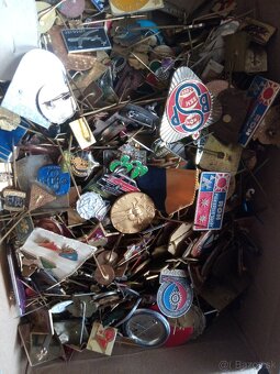 Odznaky plná krabica.Kadeco - 8