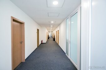 Reprezentatívna polyfunkčná budova so skladom a parkovaním v - 8