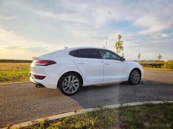 Hyundai i30 fastback 1.6 CRDi Style, Ako nové SR. Serv. Kniž - 8