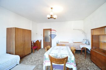 PREDAJ, Dvojgeneračný rodinný dom s potenciálom investície – - 8