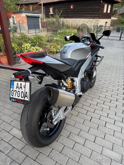 Aprilia RSV4 1099 cm3 2023 - 8