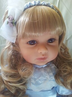 Realistická bábika s modrým cumlíkom - 8
