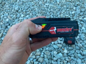 HECHT nabíjačka + baterky - 8