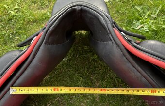 Anglické drezurní sedlo černé se třmeny SLEVA - 8