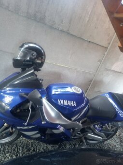 Yamaha R1 - 8