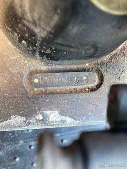 Starý šijací stroj PFAFF - 8