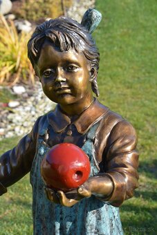 Bronzová socha-Dívka s jablky-kolorovaná-UNIKÁT - 8