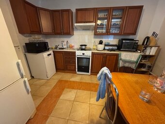 Na predaj rodinný dom, 2x garáž, pozemok o výmere 570m2 - ob - 8