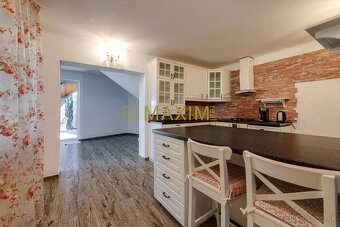 Nadčasový rodinný dom plný priestoru a elegancie – s bonusom - 8