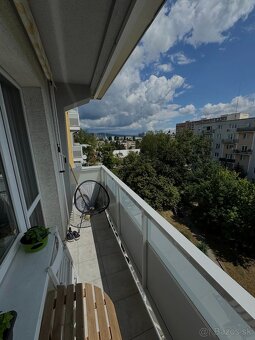 Prenájom klimatizovaného 2.5 izbového bytu na 5. poschodí vo - 8