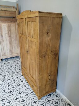 Stará, secesní skříň po renovaci, voskovaná 2 - 8