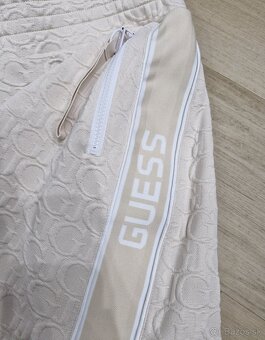 NOVE Guess logovany kremovy crop top, sukna, smotanova sukna - 8