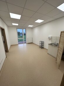 PRÍZEMIE – Obchodný priestor (ambulancia, kancelárie) 87 m2 - 8