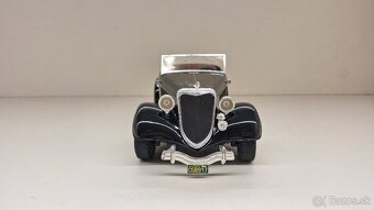 1:18 - 1:19 FORD V8 ROADSTER - 8