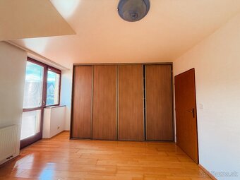 Priestranný dom s veľkorysým pozemkom - 8