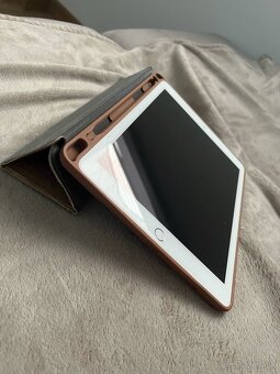 iPad 6.generacie 32Gb + kryt + nabíjačka - 8