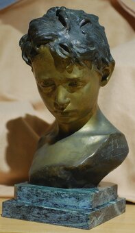 Bronzová busta chlapca od F. Parente - 8