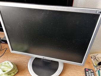 Na predaj: 2x LCD monitory – LG Flatron L194WS a Samsung Syn - 8