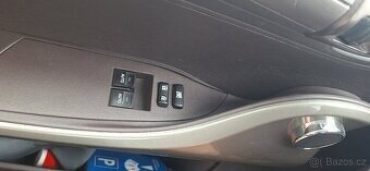 Toyota iQ 1,0 automat CVT max. - 8