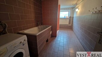 Na predaj veľký rodinný dom s garážou pozemok 838 m2 Veľké K - 8