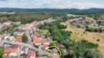 Stavebný pozemok v centre Lozorna s platným stav. povolením - 8