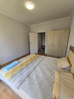 EXKLUZÍVNE Priestranný a zariadený 2-izbový apartmán v rez - 8