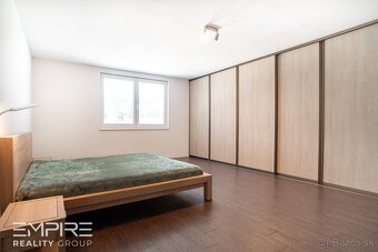 Priestranný nadštandardný rodinný dom v tichej lokalite - Ko - 8