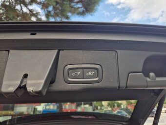 Predám Volvo XC60 2.0 B5 mHEV Ultimate Black Edition AWD A/ - 8