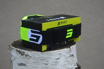 shot bielo žltá prilba okuliere ECE06. - 8