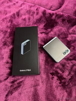PREDÁM V TOP STAVE SAMSUNG Z FLIP 6 256GB Modrá - 8