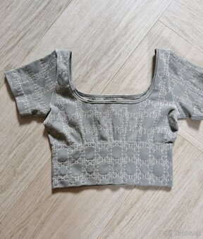 NOVE Guess monogram khaki,bezovy,modry crop top - 8