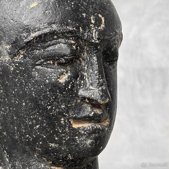 Ručne vyrezávaná lávová hlava Budhu z Jávy na stojane - 8