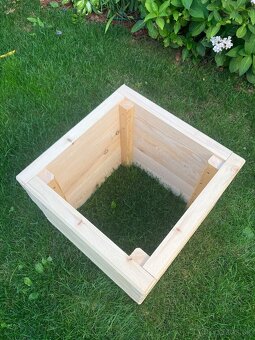 Vyvysene zahony a kvetinace - 8