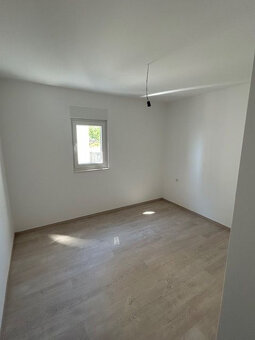 3 izb. Chorvátsko, Makarska, 65m2, terasa, garážové miesto v - 8