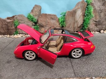 Prodám model 1:18 porsche 911 carrera targa 993 - 8