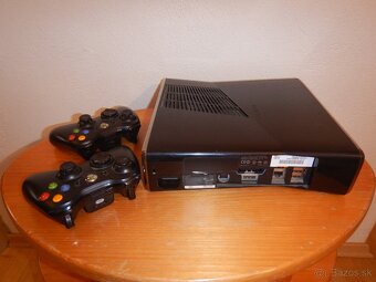 Xbox 360 + 3x ovládač + kinect senzor + príslušenstvo - 8