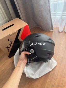 Cierna lyžiarska prilba so štítom - 8