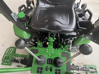 Traktor John Deere 1025R - 8