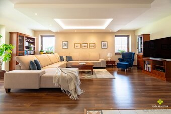 Úchvatná rodinná vila s vnútorným bazénom - 8