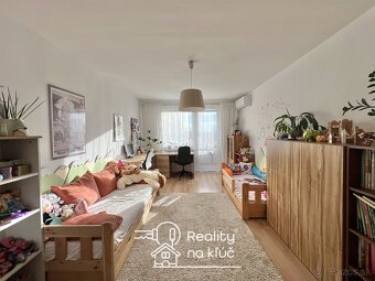 Na predaj zrekonštruovaný 3-izbový byt na Nábrežnej ul. v NZ - 8