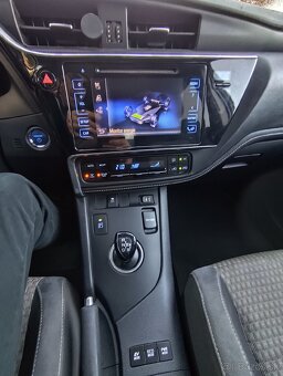 Predám toyoru Auris hybrid Touring sport - 8