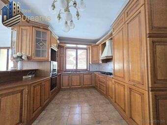 Exkluzívny 8-izbový rodinný dom s bazénom - Luxus a pohodlie - 8