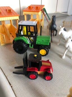 Stajňa, kôň , traktor a iné veci vo dvore - 8