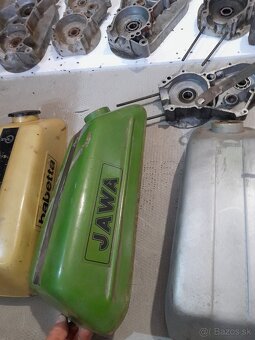 Kartre bloky motora, nádrže a blatníky aj uloženky - 8