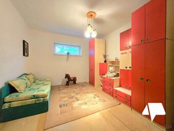 REZERVOVANÝ-  5-izbový rodinný dom Šurianky s veľkým pozemko - 8