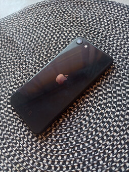 Apple iPhone SE 2020 - 8