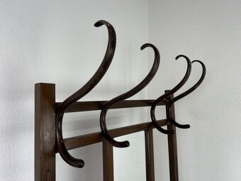 Vešiaková stena THONET - 8